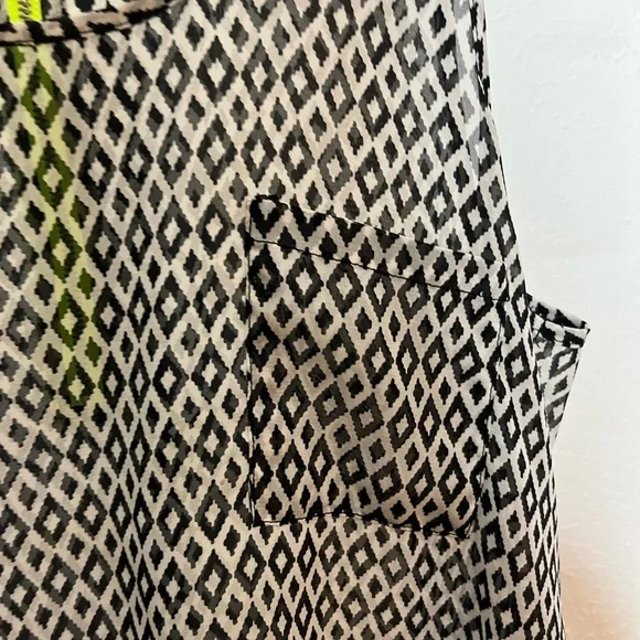 Colorblind Black & White Print Yellow Zip Size Large - Picture 2 of 5